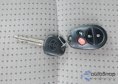 2010 Toyota Sienna Le z USA, uszkodzony, nr VIN 5TDKK4CC6AS298083